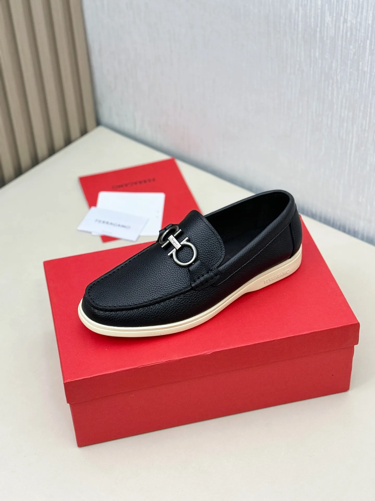[Ferragamo] P: 580💰 Number of yards: 38~44 (45 orders are non-returnable) Ferragam's new men's driving shoes, the fabric is made of imported cowhide, with visible texture, heavy industrial stitching, dyed calfskin inside, standard logo cowhide feet, big-name experience, soft and comfortable on the feet, a men's favorite, special non-slip and wear-resistant rubber soles, easy to handle various occasions, with original box packaging!